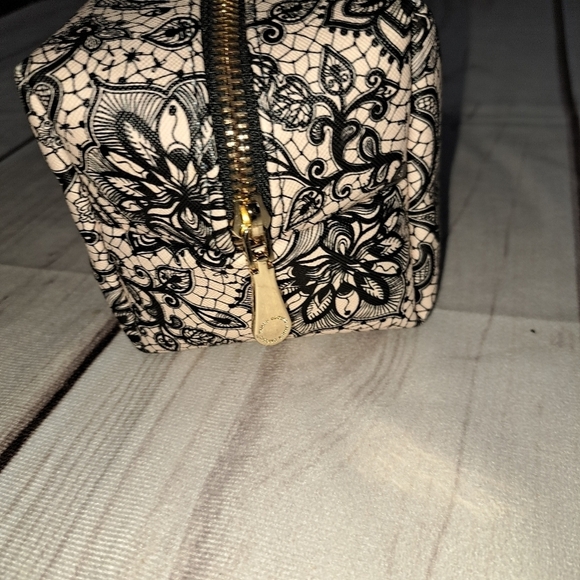Vince Camuto Cosmetic Makeup Toiletry Travel Bag Pouch Lace Look - Picture 5 of 9